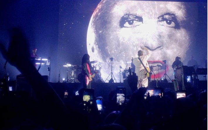 Dos potencias se saludan: Damon Albarn - Robert Smith - Gorillaz en Antel Arena - Abril 2022 - Foto - Jorge Machado