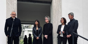 El jueves 21 de abril se realizó la inauguración oficial de la exposición Persona del artista Gerardo Goldwasser en el pabellón uruguayo en la Biennale Arte 2022. El evento contó con la presencia de la directora nacional de Cultura, Mariana Wainstein; la coordinadora del Instituto Nacional de Artes Visuales y comisaria del envío, Silvana Bergson; el artista, Gerardo Goldwasser; y los curadores, Pablo Uribe y Laura Malosetti Costa.