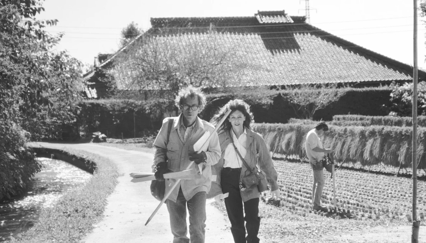 Christo y Jeanne-Claude trabajando en su proyecto The Umbrellas, Ibaraki, Octubre 198