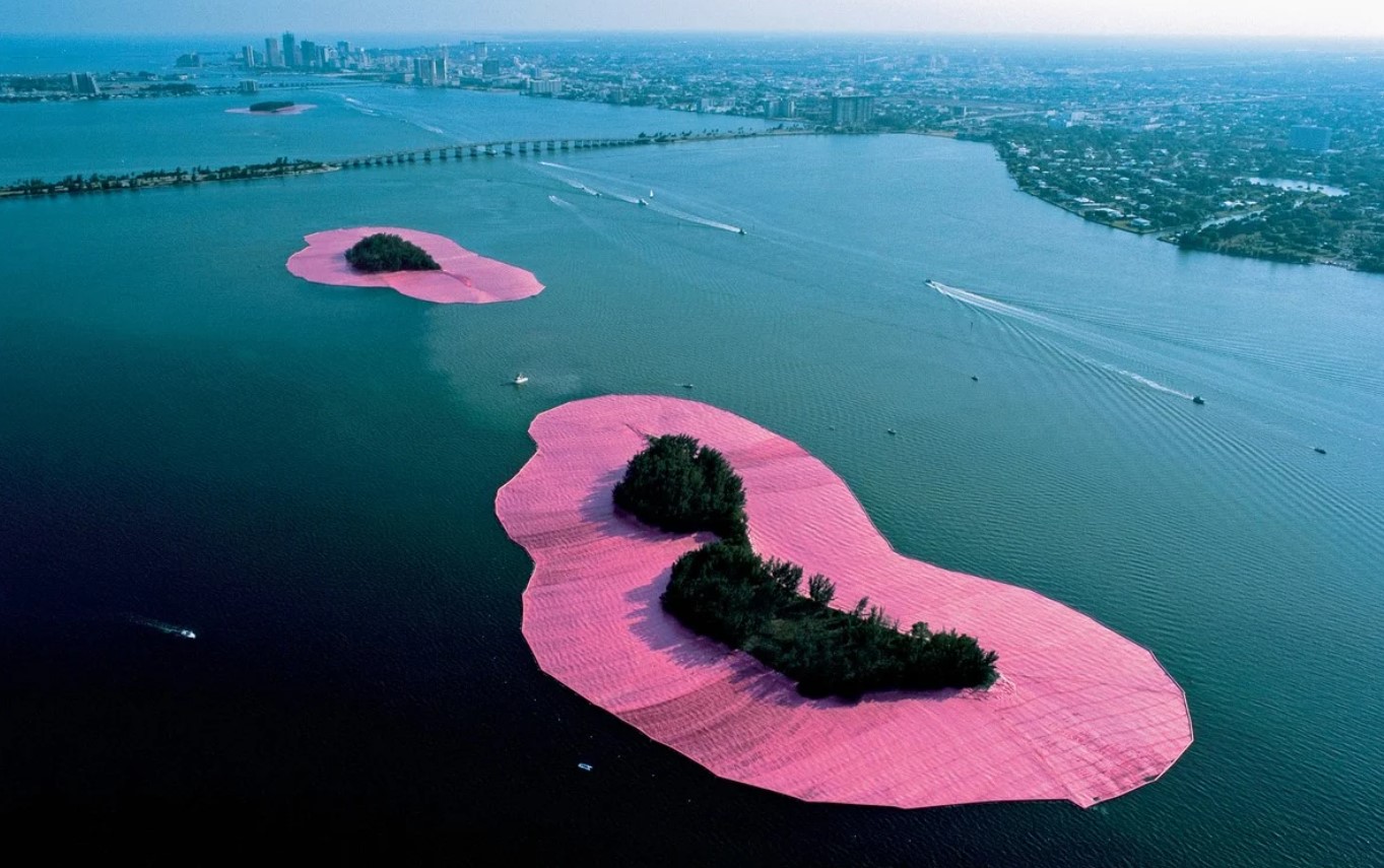 El 7 de mayo de 1983, se completó Surrounded Islands, en Florida, EE.UU, en la que once islas fueron rodeadas de polipropileno rosado flotante