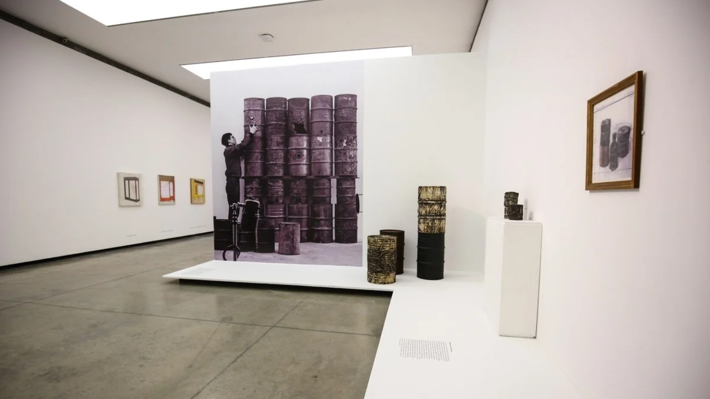 Gigantografía de sus latas de petróleo envueltas