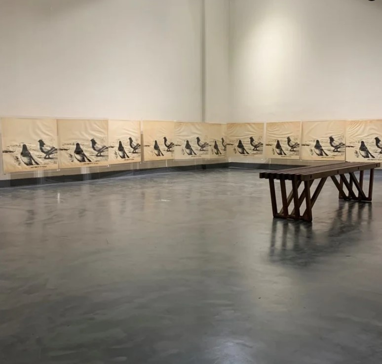 La sala de la galería Rolf incorpora un banco que invita a la observación meditada