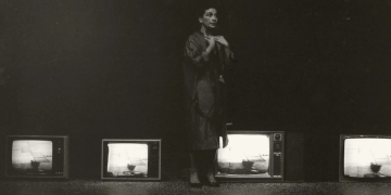 “Parquedades: escenas de parque para una actriz, video y música”, 1987. Fotoperformance. 13 fotografías en gelatina de plata sobre papel fibra.