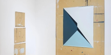 Rastros del proceso en la obra de Natalia Cachiarelli montada sobre una placa de MDF en Smart Gallery