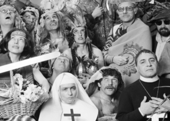 La Conquista, registro de quienes participaron de la muestra del Rojas en 1992. Liliana Maresca, de monja; las indiecitas Elba Bairon (vincha de tela) y Marcia (vincha de plumas). El Búlgaro mira al cielo, junto a la monja. Asoma por la derecha con gorro, Eduardo Stupía. La sesión fue fotografiada por Res y Marcos López.