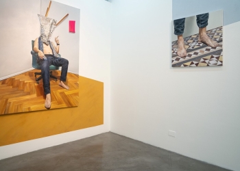 Con la potencia visual de un mural, las obras de Camacho toman la pared de la galería