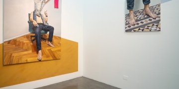 Con la potencia visual de un mural, las obras de Camacho toman la pared de la galería