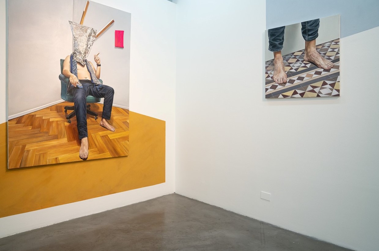 Con la potencia visual de un mural, las obras de Camacho toman la pared de la galería