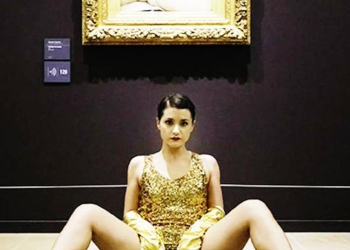 Deborah De Robertis simulando lo representado en el cuadro ‘El origen del mundo’, de Coubert