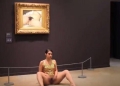 Deborah de Robertis devant "L'Origine du monde", de Gustave Courbet au Musée d'Orsay à Paris, le 29 mai 2014. CAPTURE D'ECRAN YOUTUBE