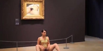 Deborah de Robertis devant "L'Origine du monde", de Gustave Courbet au Musée d'Orsay à Paris, le 29 mai 2014. CAPTURE D'ECRAN YOUTUBE
