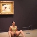 Deborah de Robertis devant "L'Origine du monde", de Gustave Courbet au Musée d'Orsay à Paris, le 29 mai 2014. CAPTURE D'ECRAN YOUTUBE
