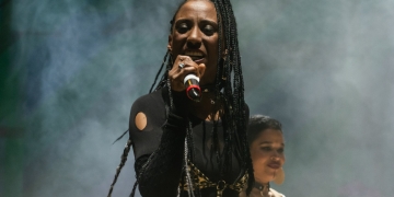 Nomusa + SAK se presentaron el 21 de julio del 2022 en el ciclo MYDMUS en Teatro Solís. Fotografía: Florencia Veres