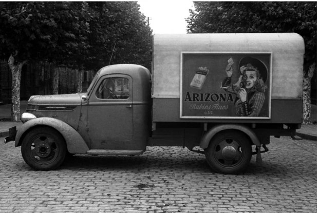 La mirada distanciada del objeto emparenta al trabajo de Haylli con la fotografía documental estadounidense.