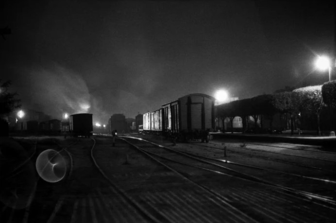 El manejo de la luz, en las imágenes nocturnas del ferrocarril.