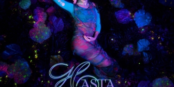 En su nueva obra “hasta en los sueños...”, Mia Zeta abre las puertas a los rincones más profundos de su inconsciente. Un deja vú de momentos y sentimientos que tuvo guardados, destellos de sueños que se animó a explorar y a compartir con la intención de encontrar respuestas.
