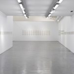 El artista recolectó en persona las firmas de artistas críticos curadores y galeristas vivos incluidos en esta muestra