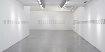 El artista recolectó en persona las firmas de artistas críticos curadores y galeristas vivos incluidos en esta muestra