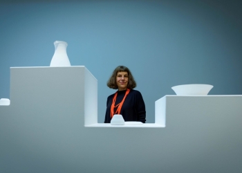 Alicia Herrero posa junto a Still Life de 1999 en la que el yeso pulido congela objetos referenciales del ejercicio académico del bodegón