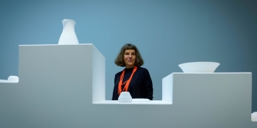 Alicia Herrero posa junto a Still Life de 1999 en la que el yeso pulido congela objetos referenciales del ejercicio académico del bodegón