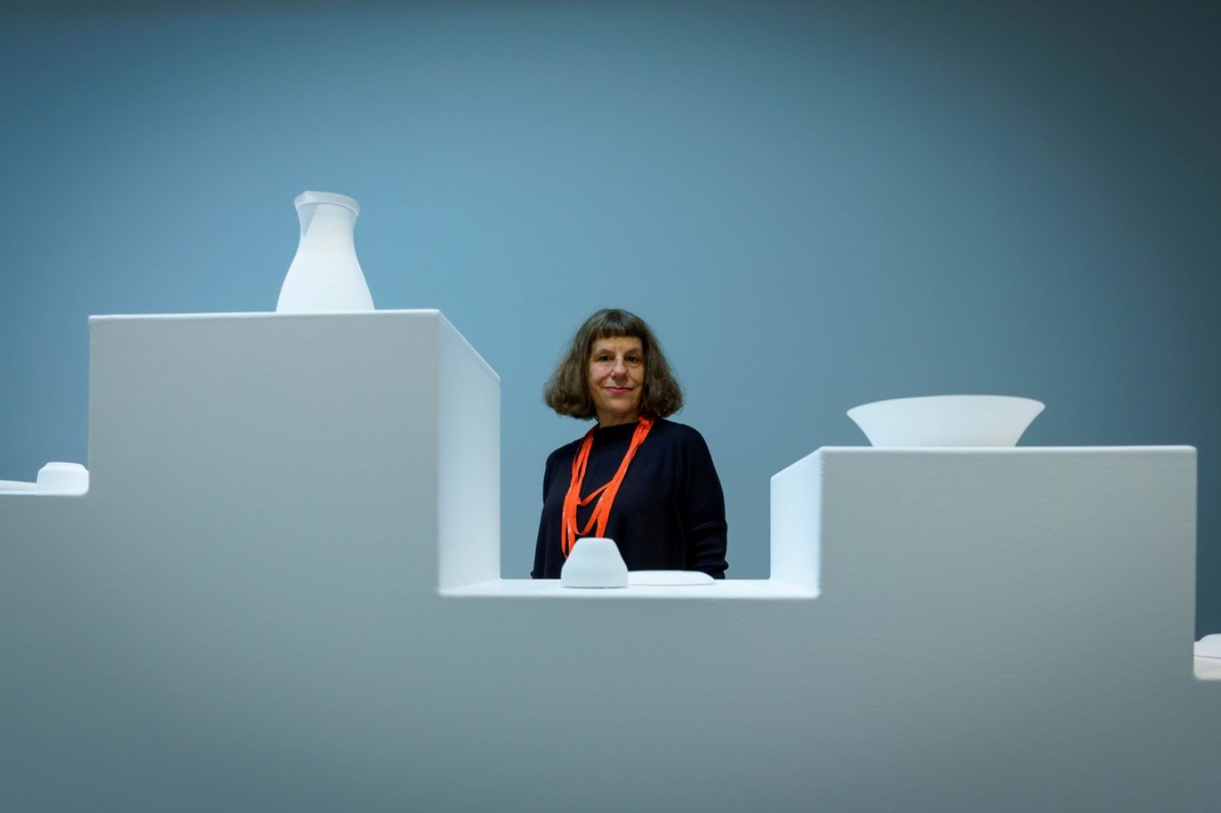 Alicia Herrero posa junto a Still Life de 1999 en la que el yeso pulido congela objetos referenciales del ejercicio académico del bodegón