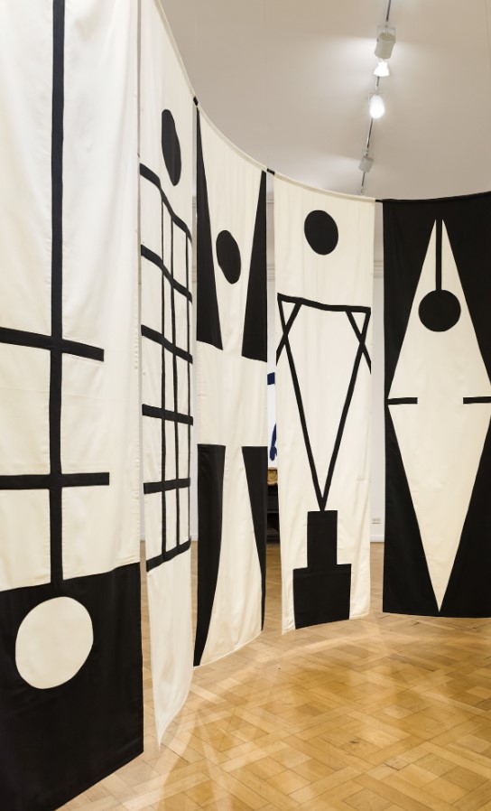 Columnas textiles de siete metros de alto-Valeria Maculan