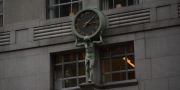 escultura hombre sosteniendo un reloj - New York - marzo 2013 - Foto Federico Meneses