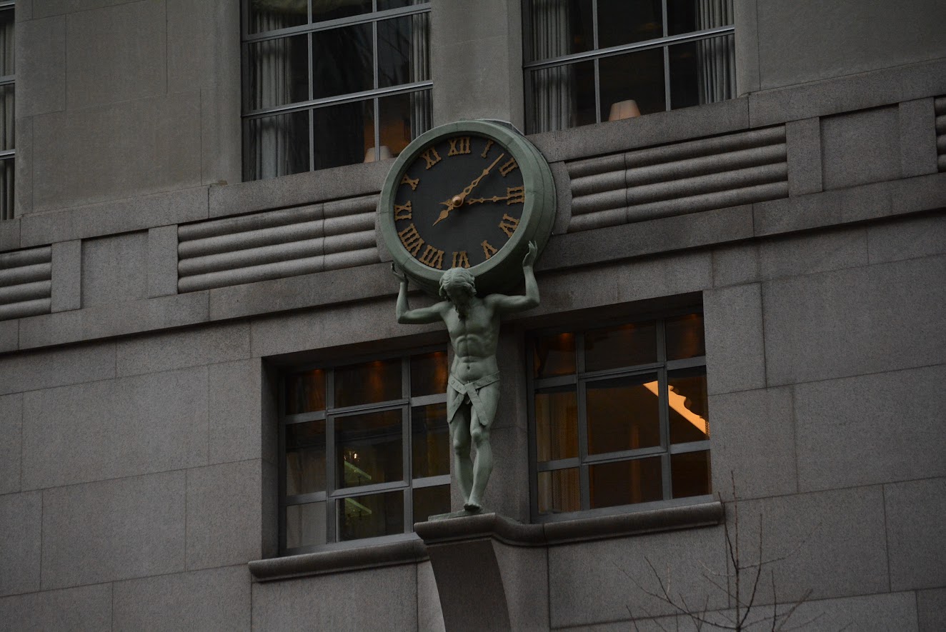 escultura hombre sosteniendo un reloj - New York - marzo 2013 - Foto Federico Meneses