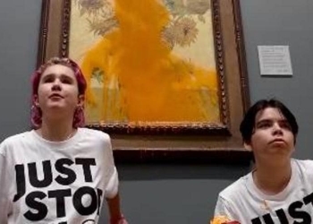 DOS ECOLOGISTAS ARROJAN SOPA DE TOMATE AL CUADRO “LOS GIRASOLES” DE VAN GOGH EN LA NATIONAL GALLERY EN LONDRES