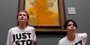 DOS ECOLOGISTAS ARROJAN SOPA DE TOMATE AL CUADRO “LOS GIRASOLES” DE VAN GOGH EN LA NATIONAL GALLERY EN LONDRES