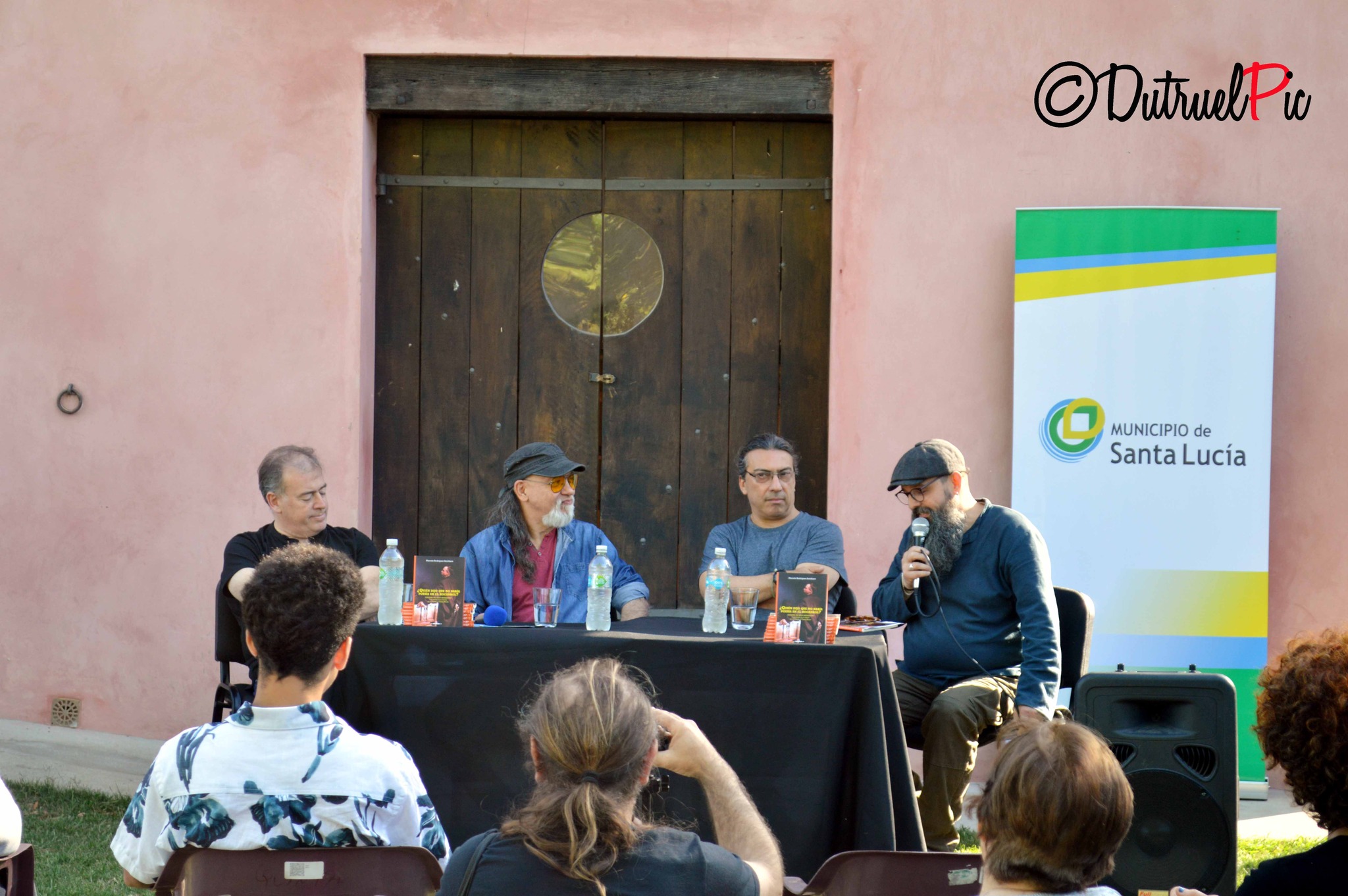 Presentación de libro ganador del premio Graffiti al Mejor Libro sobre Música Uruguaya ¿QUIÉN DIJO QUE NO HABÍA POESÍA EN EL ROCANROL? de Marcelo Rodríguez Arcidiaco en la Quinta Capurro - Foto Atilio Dutruel