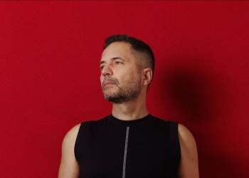 Daniel Drexler da un paso al frente con La Voz de la Diosa Entropía, su noveno disco. Se trata de una colección de canciones nuevas en las que el artista uruguayo viaja entre la música del Río de la Plata y el pop, entre la calma y el caos, entre las relaciones humanas y la metafísica.