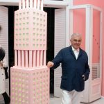 Edgardo Giménez junto a “Torre rosa rosa”, 2022. Pieza en madera laqueada, de 2,60 metros de alto. Foto: Rolando Andrade Stracuzzi.