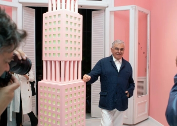 Edgardo Giménez junto a “Torre rosa rosa”, 2022. Pieza en madera laqueada, de 2,60 metros de alto. Foto: Rolando Andrade Stracuzzi.