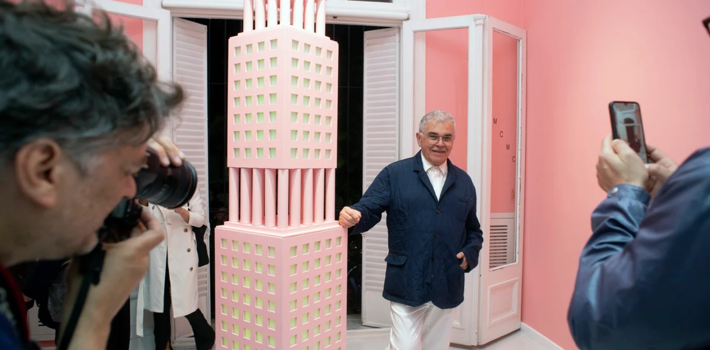 Edgardo Giménez junto a “Torre rosa rosa”, 2022. Pieza en madera laqueada, de 2,60 metros de alto. Foto: Rolando Andrade Stracuzzi.