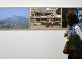 La exposición dedica un texto a cada uno de los artistas participantes, como una guía sobre sus búsquedas.