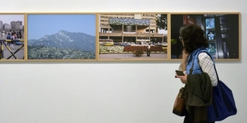 La exposición dedica un texto a cada uno de los artistas participantes, como una guía sobre sus búsquedas.