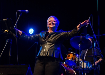 Laura Canoura en banda - Octubre 2022 - Sala Zitarrosa - Foto Rossana Gaudioso