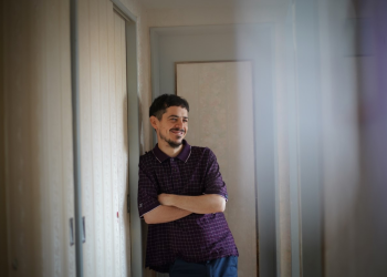 Luego de la separación de la banda Julio y Agosto, MOGUE -uno de sus miembros fundadores- decidió seguir su camino como solista y presenta hoy Parcialmente nublado, su primer LP.