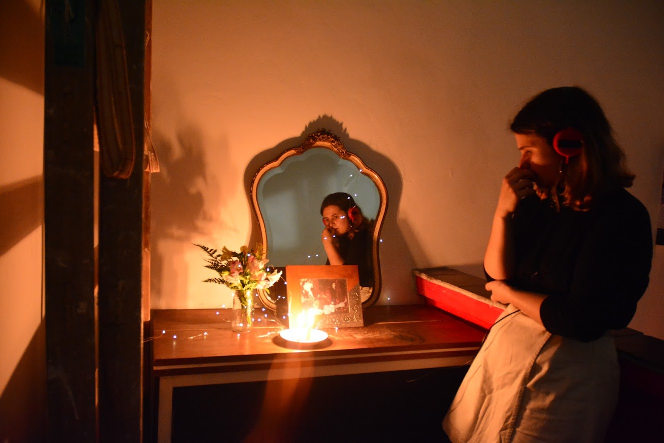 Joven en reflejo de espejo - Foto Federico Meneses