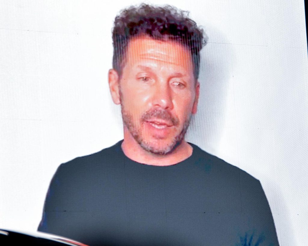 Simeone saluda a Suarez