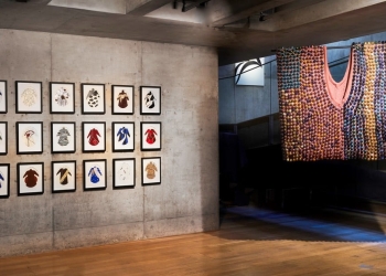 Un poncho cubierto con cápsulas de café, en el subsuelo del Macba junto a una serie de figurines, de la serie La dote argentia.