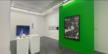 Vista de sala, con Roberto Huarcaya sobre fondo verde, y los Objetos casi objetos de Verónica Meloni.