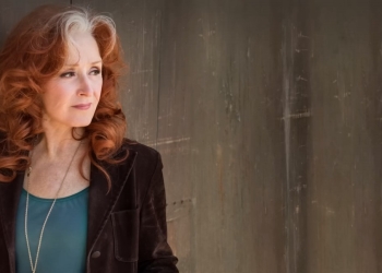 Y "Just Like That", Bonnie Raitt se lleva a casa la Canción del año en la 65.a ceremonia anual de los premios Grammy, organizada el domingo por la noche (5 de febrero).