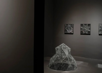 La eternidad de la noche 2, el domo del artista en la sala 2 de la galería, ambientada con destreza.