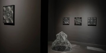 La eternidad de la noche 2, el domo del artista en la sala 2 de la galería, ambientada con destreza.