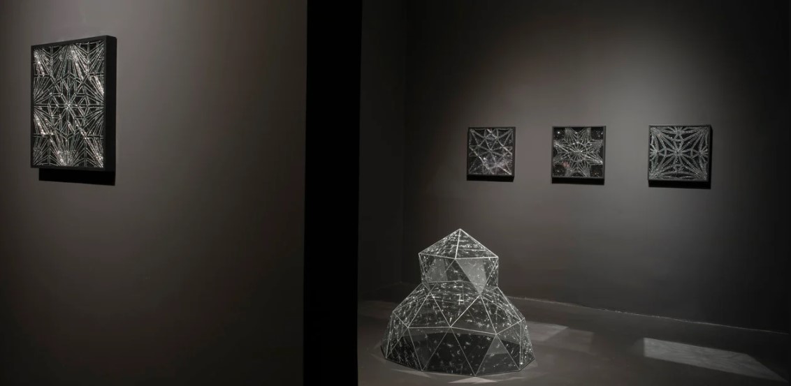 La eternidad de la noche 2, el domo del artista en la sala 2 de la galería, ambientada con destreza. La eternidad de la noche 2, el domo del artista en la sala 2 de la galería, ambientada con destreza.