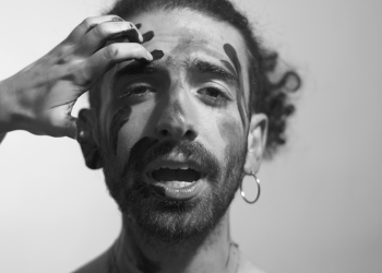 Seba Ulivi presenta con Voy Girando es el adelanto de La Noche Hacia Atrás, el primer álbum que lanza como solista