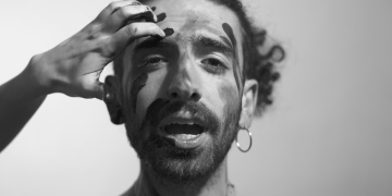 Seba Ulivi presenta con Voy Girando es el adelanto de La Noche Hacia Atrás, el primer álbum que lanza como solista