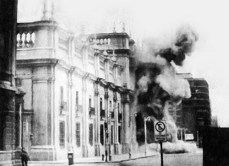Golpe de Estado del 11 de septiembre de 1973 en Chile. Bombardeo del Palacio de La Moneda (palacio de gobierno) Golpe de Estado del 11 de septiembre de 1973 en Chile. Bombardeo del Palacio de La Moneda (palacio de gobierno)